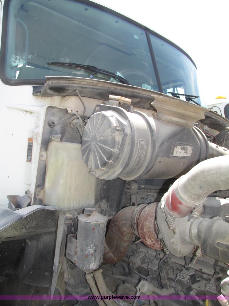 image for item F7368 2001 Mack CH613 MaxiCruise semi truck