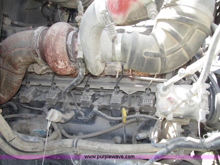 image for item F7368 2001 Mack CH613 MaxiCruise semi truck