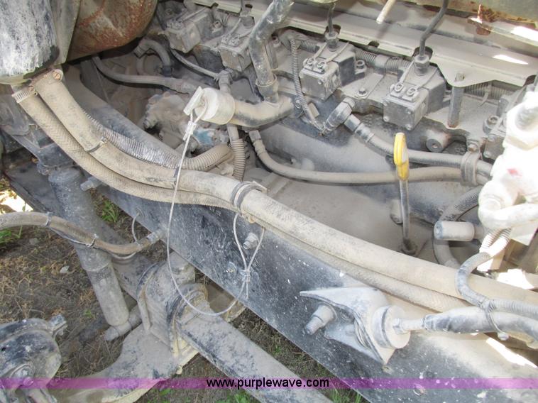 image for item F7368 2001 Mack CH613 MaxiCruise semi truck