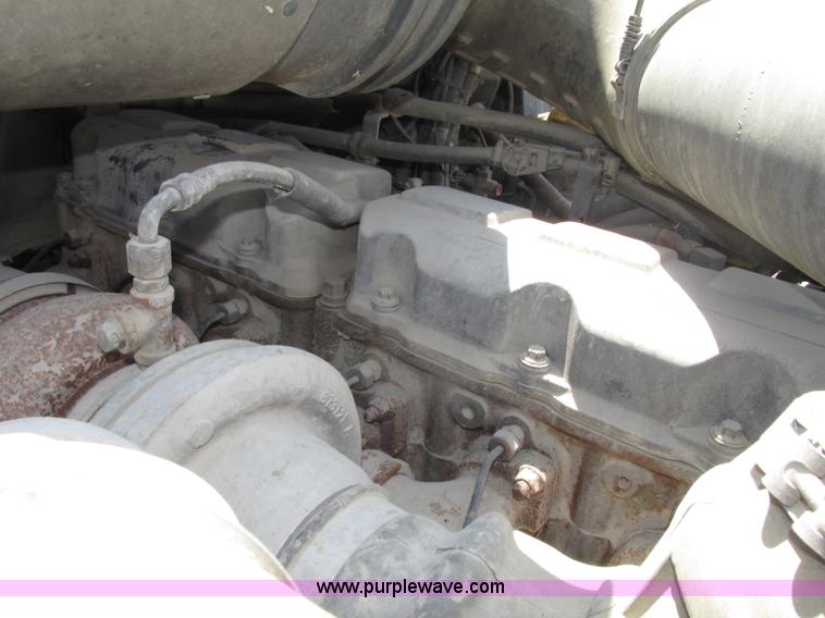 image for item F7368 2001 Mack CH613 MaxiCruise semi truck