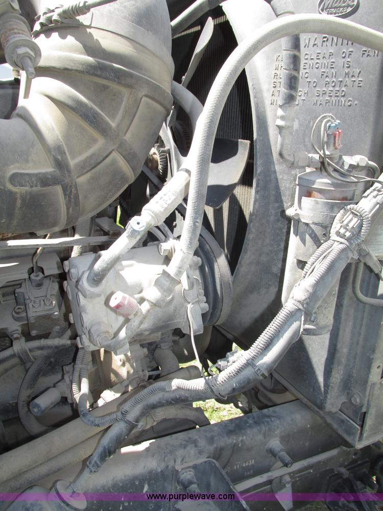 image for item F7368 2001 Mack CH613 MaxiCruise semi truck