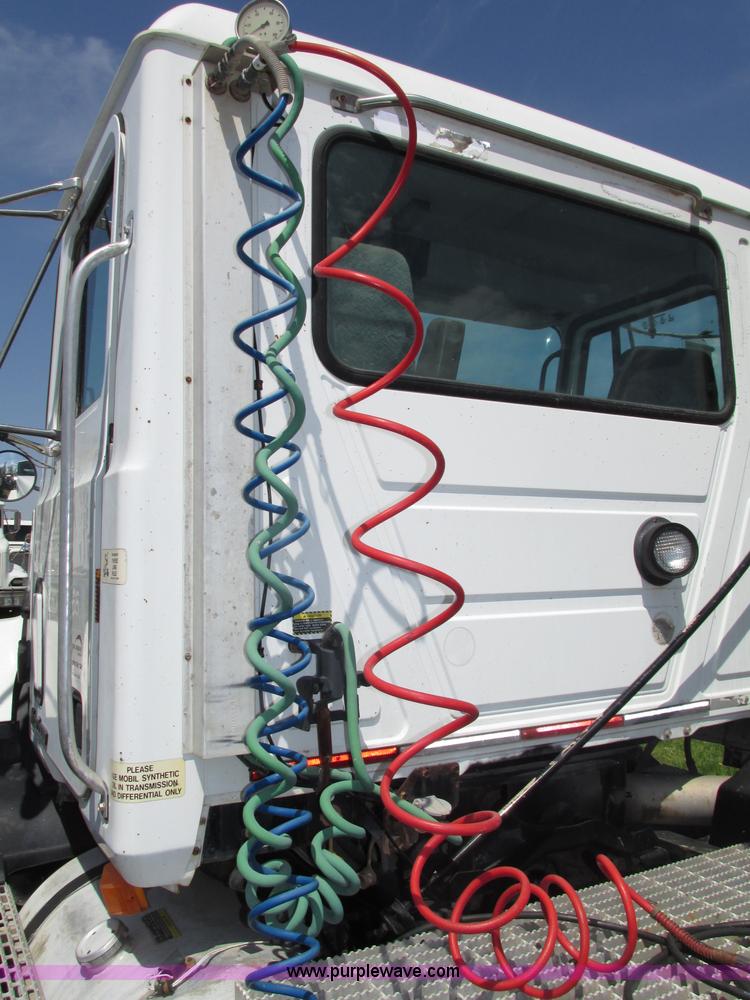 image for item F7368 2001 Mack CH613 MaxiCruise semi truck