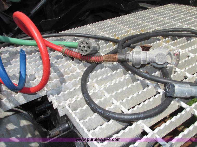 image for item F7368 2001 Mack CH613 MaxiCruise semi truck