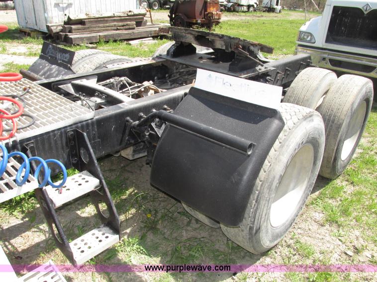 image for item F7368 2001 Mack CH613 MaxiCruise semi truck