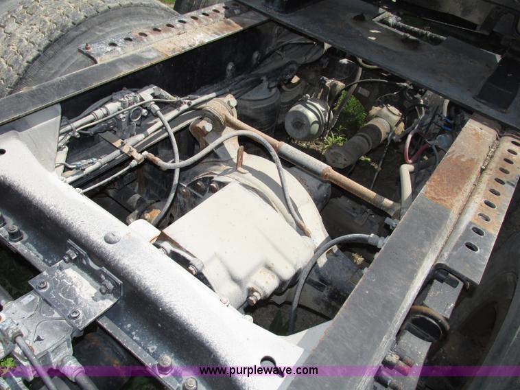 image for item F7368 2001 Mack CH613 MaxiCruise semi truck