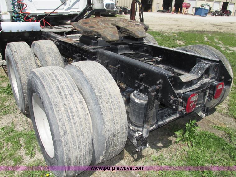 image for item F7368 2001 Mack CH613 MaxiCruise semi truck