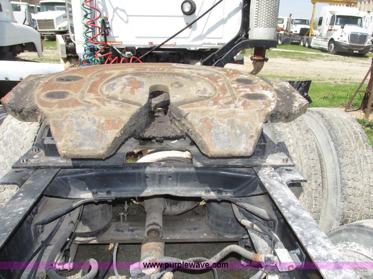 image for item F7368 2001 Mack CH613 MaxiCruise semi truck