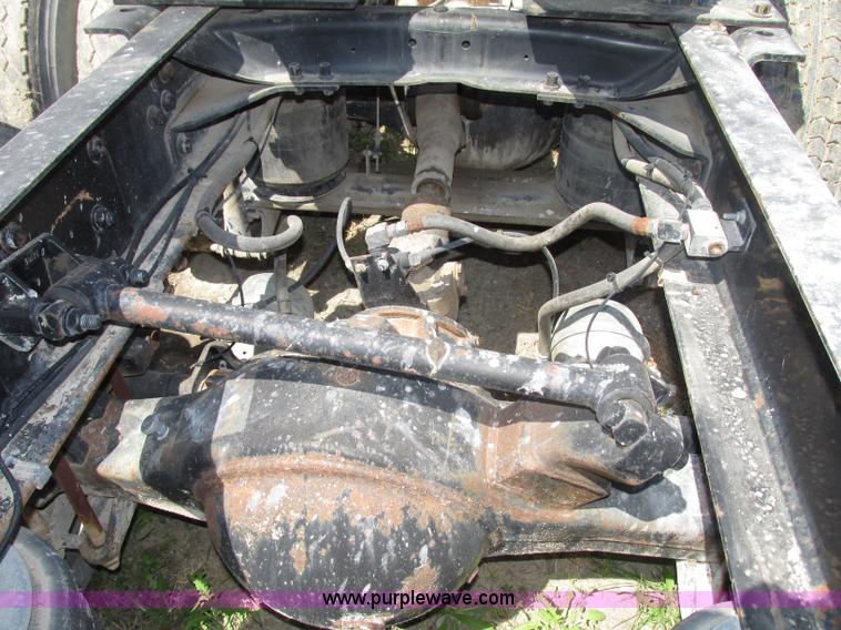 image for item F7368 2001 Mack CH613 MaxiCruise semi truck