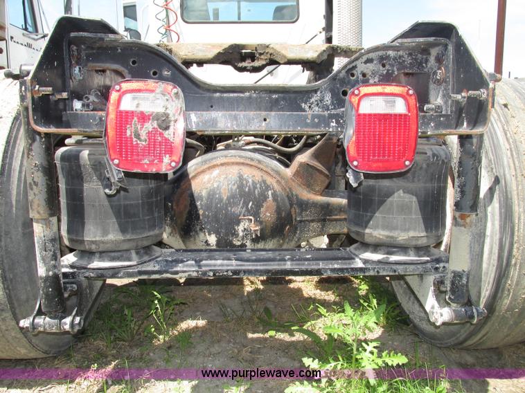 image for item F7368 2001 Mack CH613 MaxiCruise semi truck