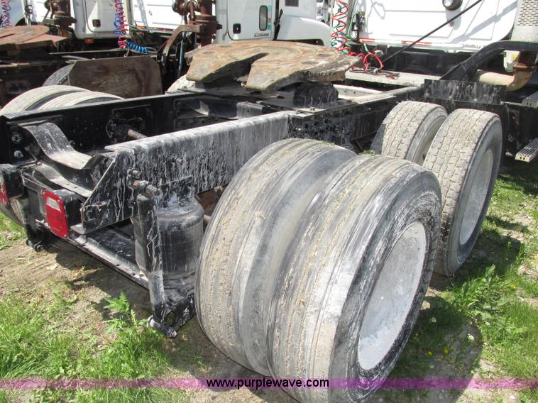 image for item F7368 2001 Mack CH613 MaxiCruise semi truck