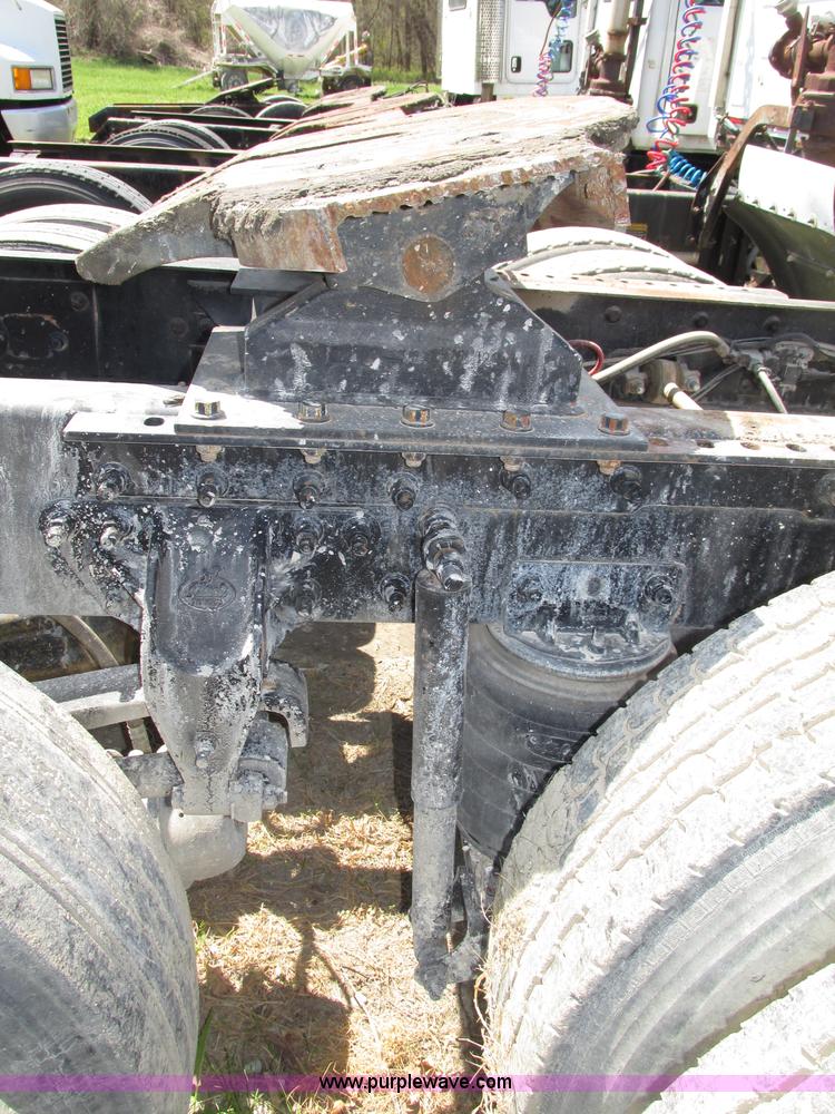 image for item F7368 2001 Mack CH613 MaxiCruise semi truck