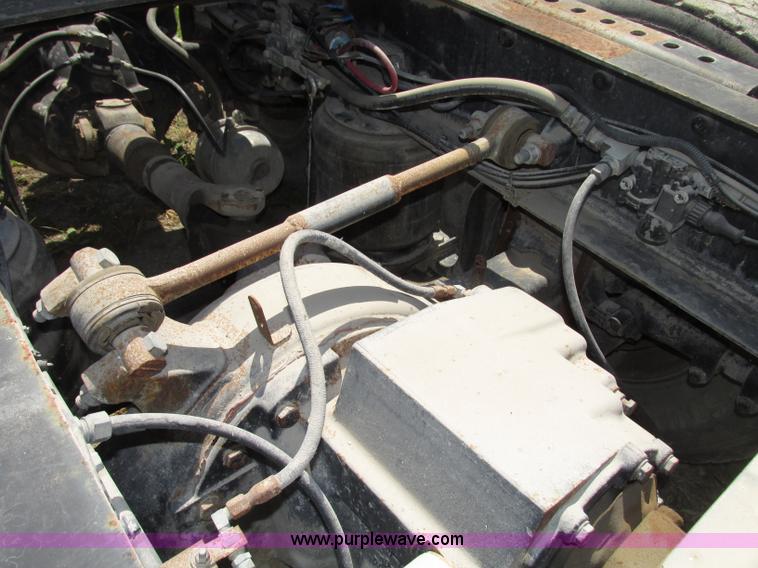 image for item F7368 2001 Mack CH613 MaxiCruise semi truck