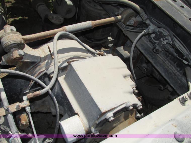 image for item F7368 2001 Mack CH613 MaxiCruise semi truck