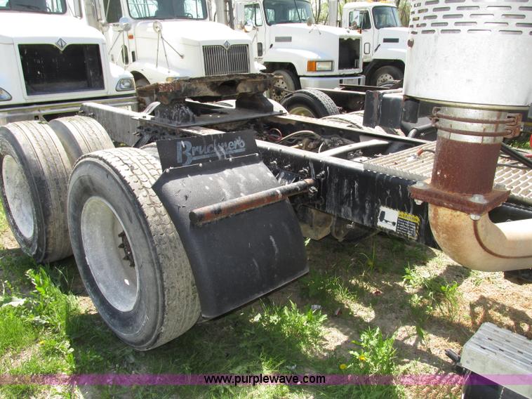 image for item F7368 2001 Mack CH613 MaxiCruise semi truck