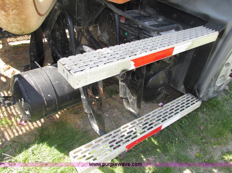 image for item F7368 2001 Mack CH613 MaxiCruise semi truck