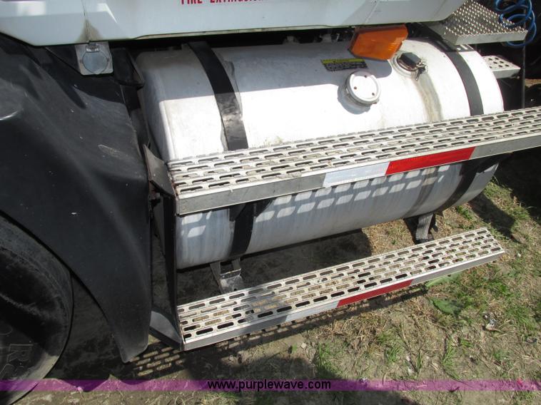 image for item F7368 2001 Mack CH613 MaxiCruise semi truck