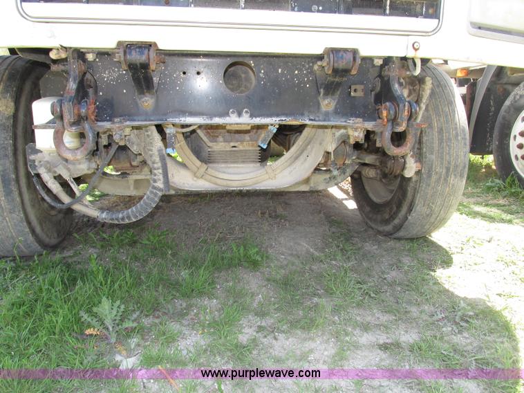 image for item F7368 2001 Mack CH613 MaxiCruise semi truck