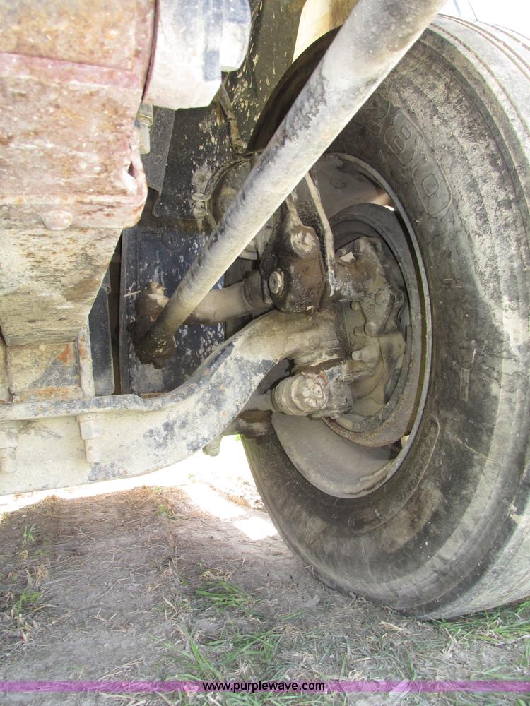 image for item F7368 2001 Mack CH613 MaxiCruise semi truck