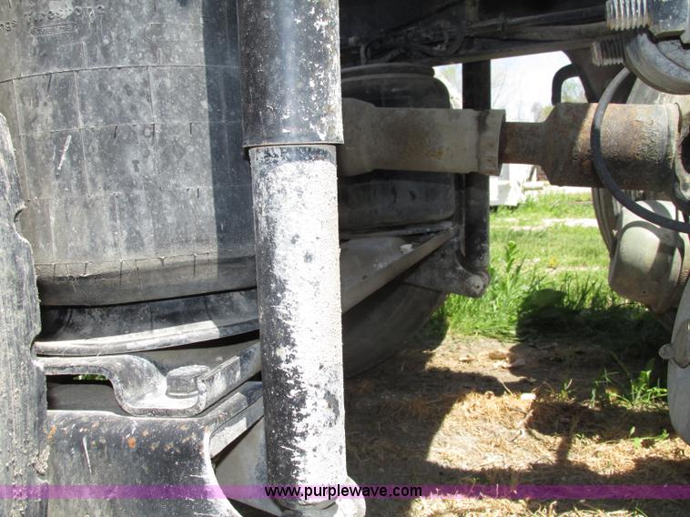 image for item F7368 2001 Mack CH613 MaxiCruise semi truck