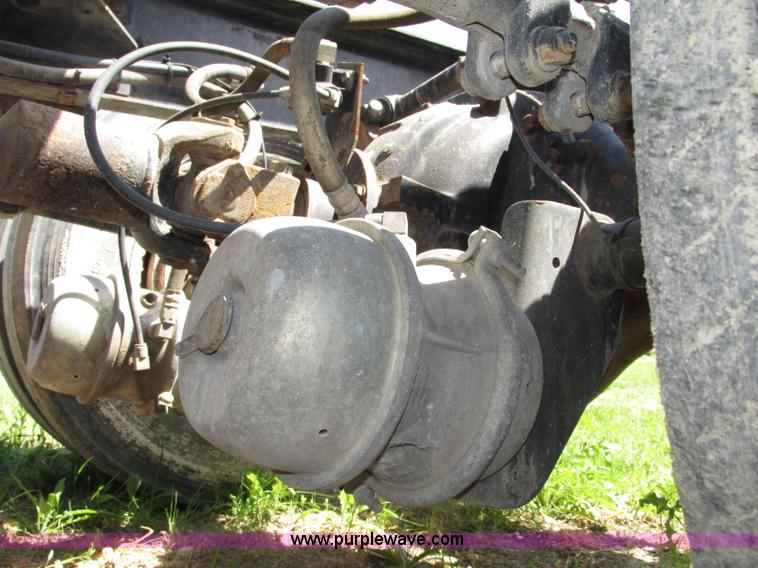 image for item F7368 2001 Mack CH613 MaxiCruise semi truck