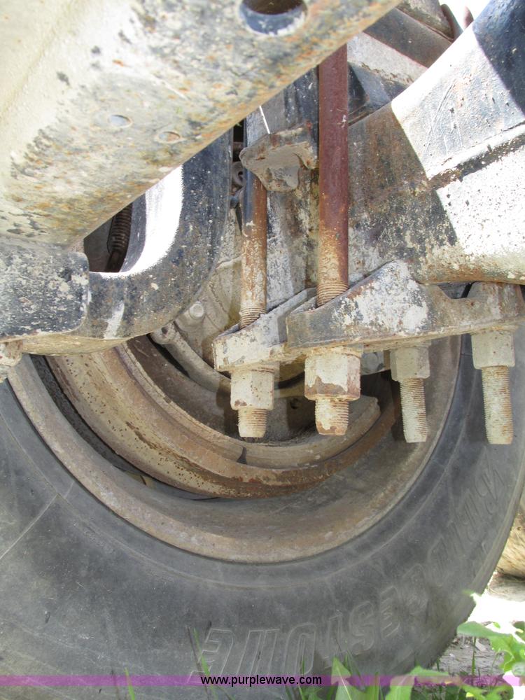 image for item F7368 2001 Mack CH613 MaxiCruise semi truck