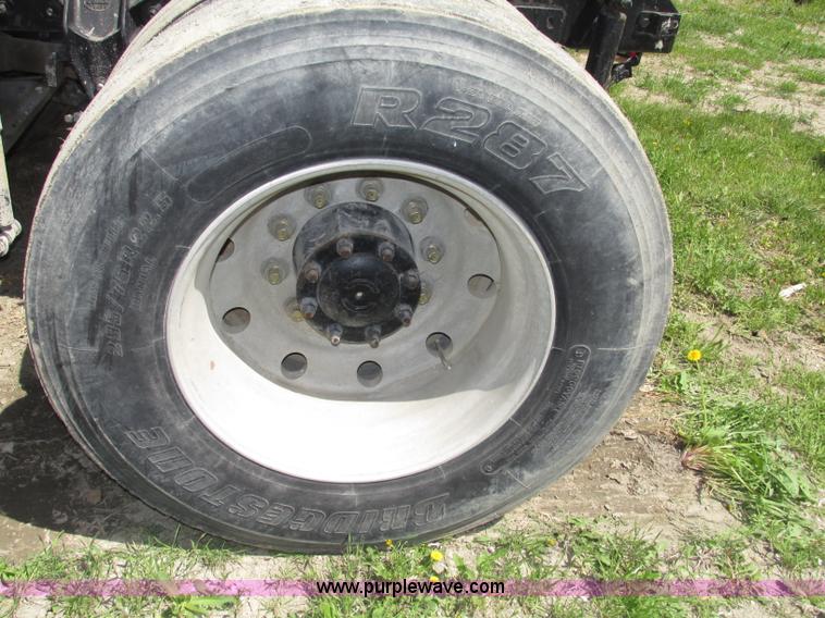 image for item F7368 2001 Mack CH613 MaxiCruise semi truck