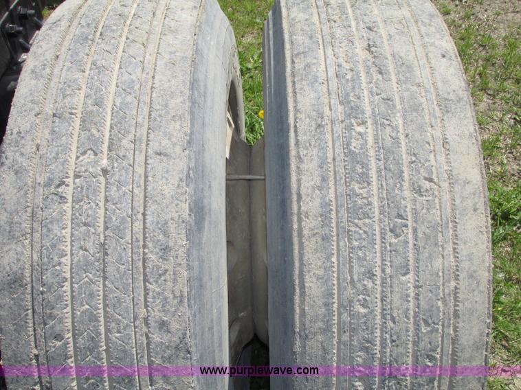 image for item F7368 2001 Mack CH613 MaxiCruise semi truck