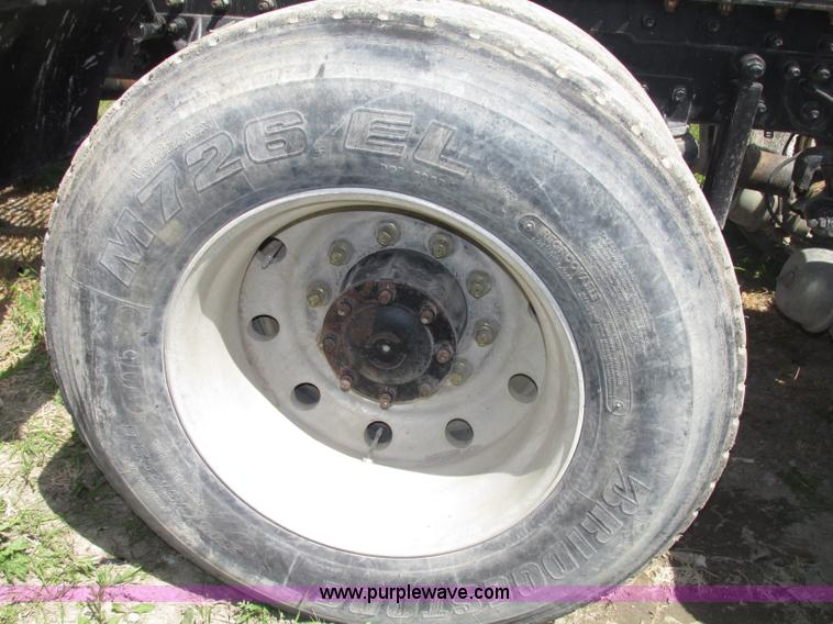 image for item F7368 2001 Mack CH613 MaxiCruise semi truck