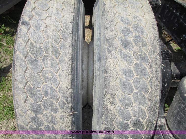 image for item F7368 2001 Mack CH613 MaxiCruise semi truck