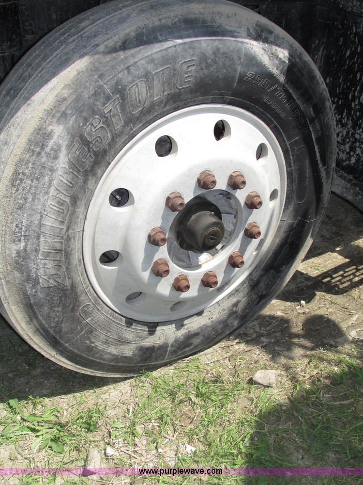 image for item F7368 2001 Mack CH613 MaxiCruise semi truck