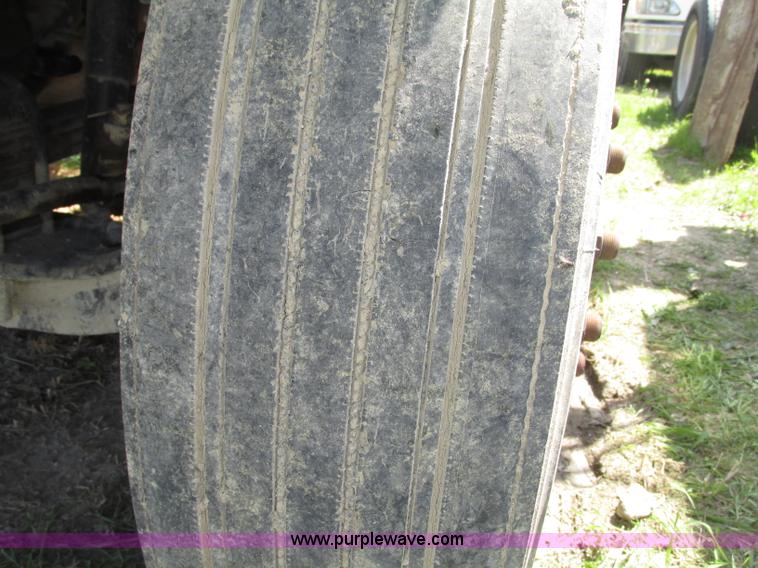 image for item F7368 2001 Mack CH613 MaxiCruise semi truck