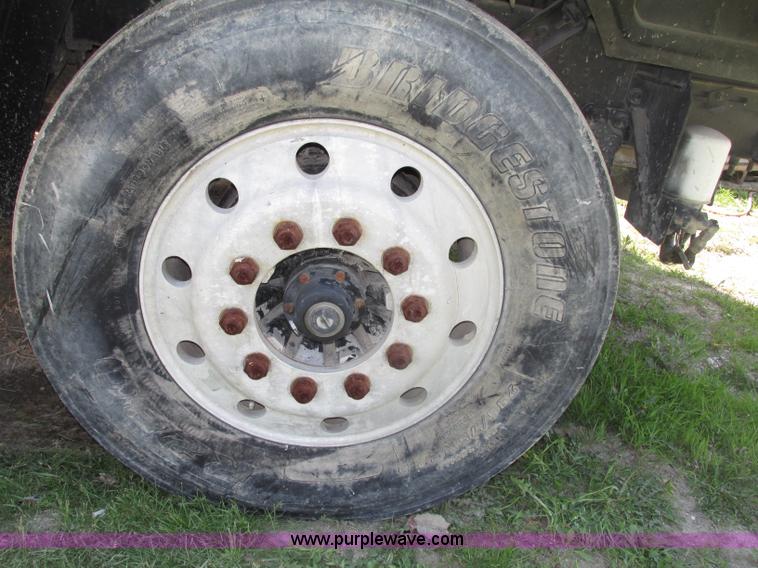 image for item F7368 2001 Mack CH613 MaxiCruise semi truck