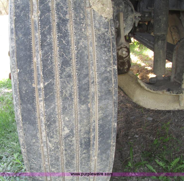 image for item F7368 2001 Mack CH613 MaxiCruise semi truck