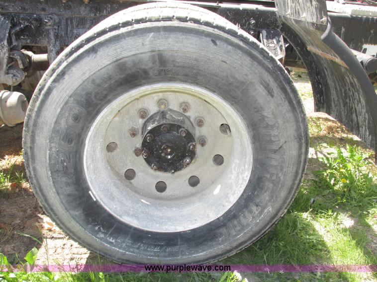 image for item F7368 2001 Mack CH613 MaxiCruise semi truck