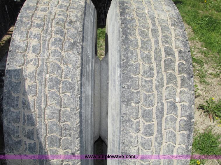 image for item F7368 2001 Mack CH613 MaxiCruise semi truck