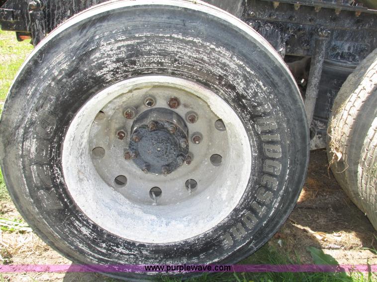 image for item F7368 2001 Mack CH613 MaxiCruise semi truck