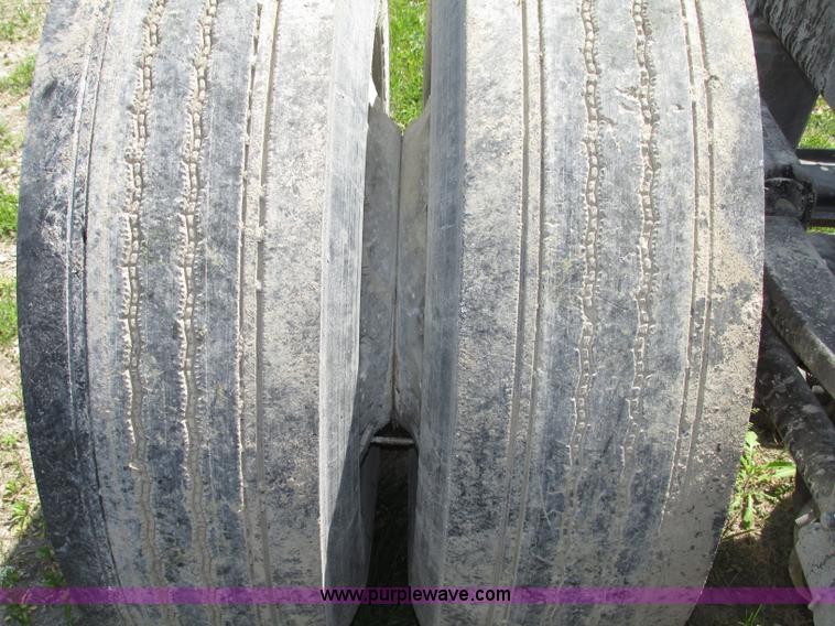 image for item F7368 2001 Mack CH613 MaxiCruise semi truck