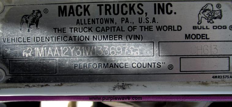 image for item F7368 2001 Mack CH613 MaxiCruise semi truck
