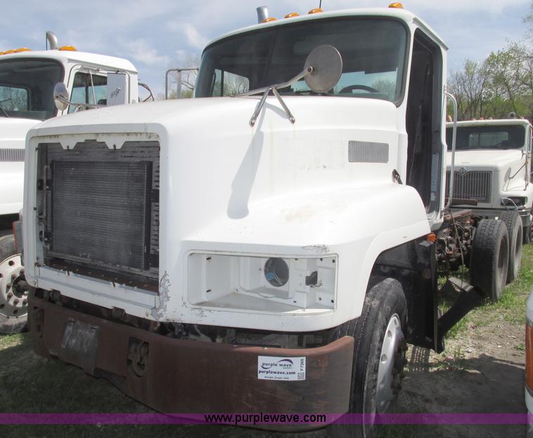 image for item F7369 2000 Mack CH613 MaxiCruise semi truck