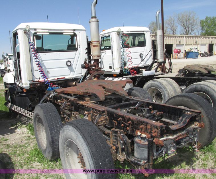 image for item F7369 2000 Mack CH613 MaxiCruise semi truck