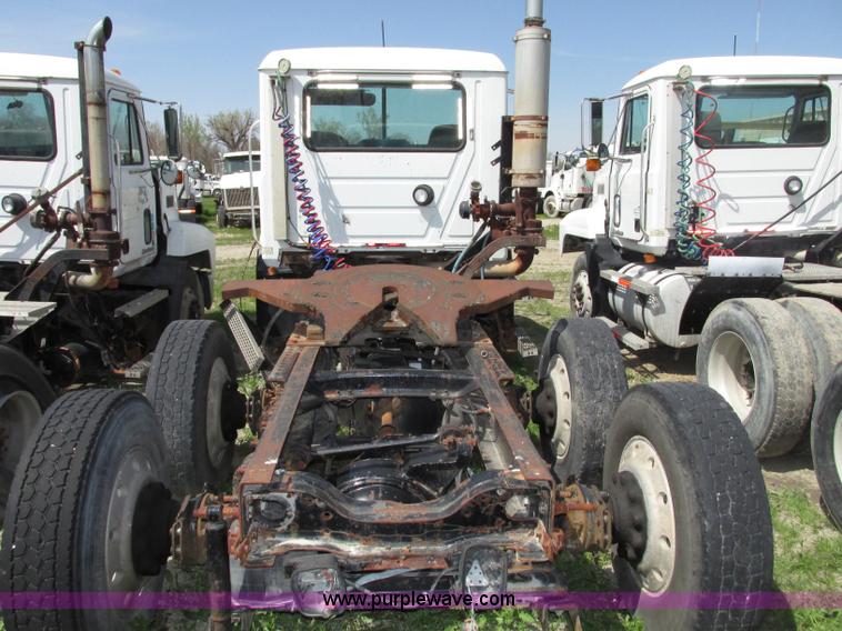 image for item F7369 2000 Mack CH613 MaxiCruise semi truck