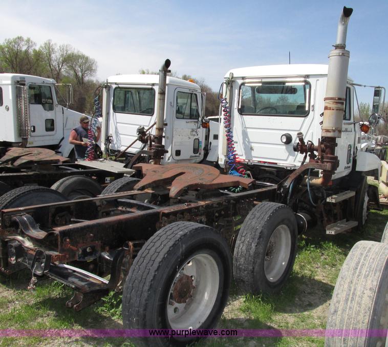 image for item F7369 2000 Mack CH613 MaxiCruise semi truck