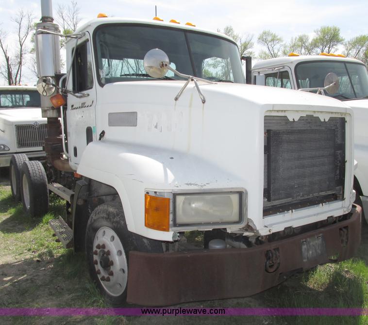 image for item F7369 2000 Mack CH613 MaxiCruise semi truck