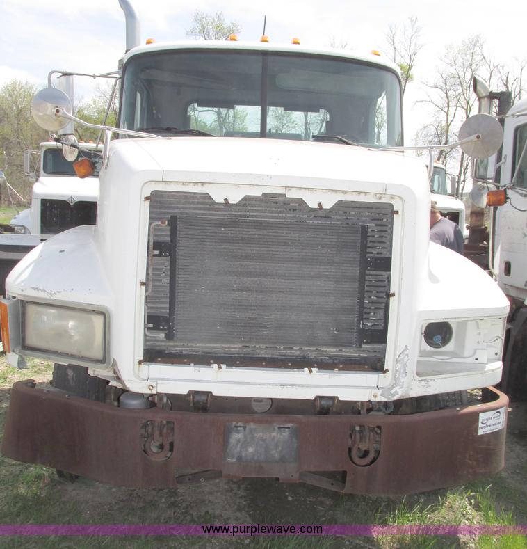 image for item F7369 2000 Mack CH613 MaxiCruise semi truck