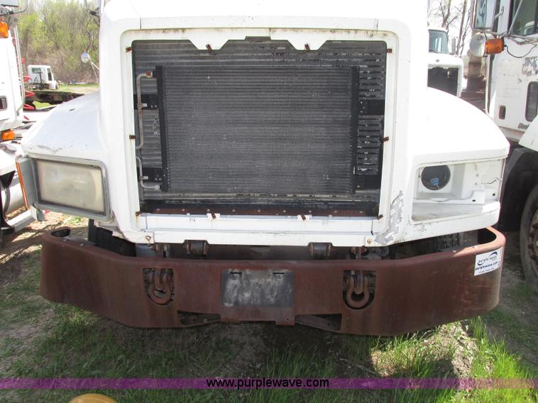 image for item F7369 2000 Mack CH613 MaxiCruise semi truck