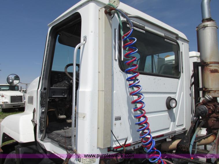 image for item F7369 2000 Mack CH613 MaxiCruise semi truck