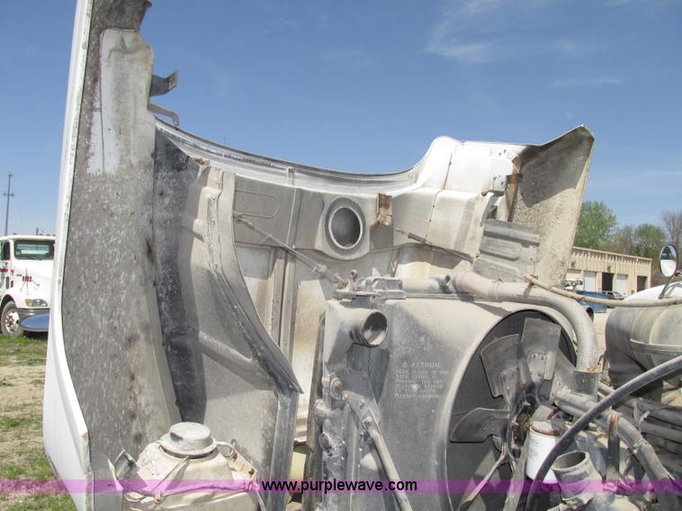 image for item F7369 2000 Mack CH613 MaxiCruise semi truck