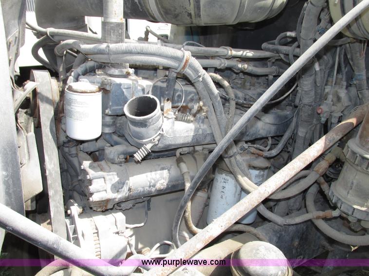 image for item F7369 2000 Mack CH613 MaxiCruise semi truck