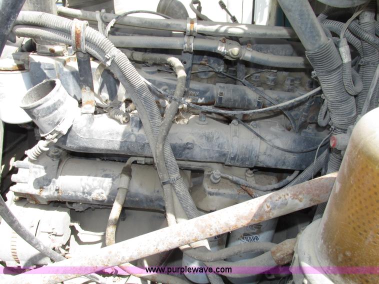 image for item F7369 2000 Mack CH613 MaxiCruise semi truck