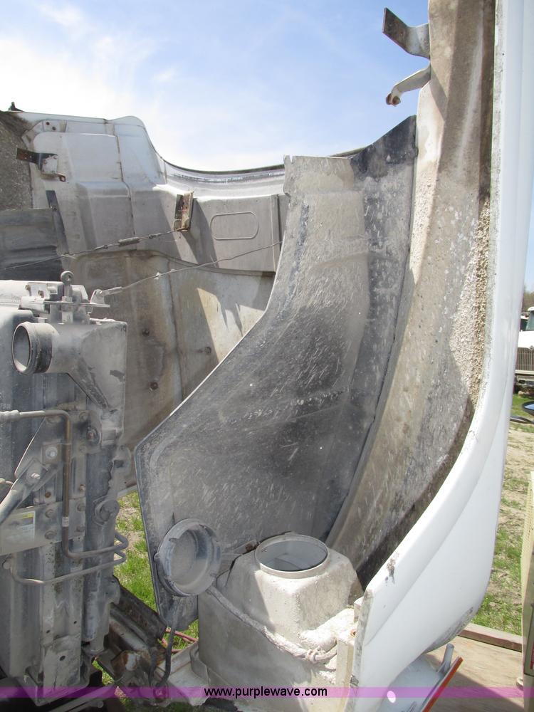 image for item F7369 2000 Mack CH613 MaxiCruise semi truck